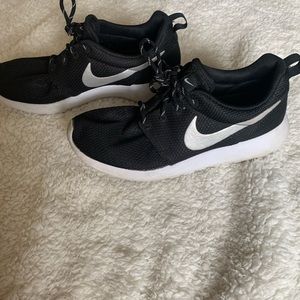 nike womens roshe run sneakers